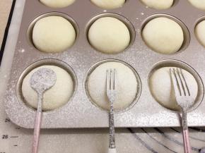 把叉子/勺子移走，花纹就出现了