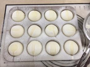 取出后在面团上摆放叉子/勺子，再撒适量的高粉