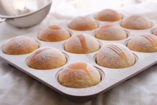 放入预热好的烤箱中层，上下火170度，20分钟左右即可