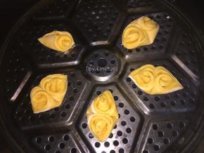 .将造型好的南瓜馒头放至冷水蒸锅中进行醒发10分钟，然后中大火蒸约12分钟，关火后3分钟再掀盖即可
