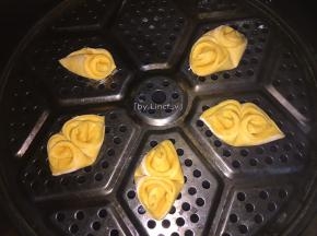 .将造型好的南瓜馒头放至冷水蒸锅中进行醒发10分钟，然后中大火蒸约12分钟，关火后3分钟再掀盖即可
