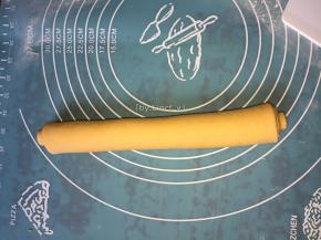 再从一端轻轻卷起
