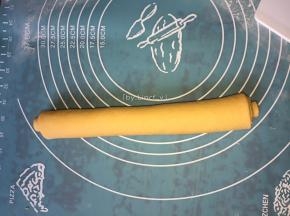 再从一端轻轻卷起
