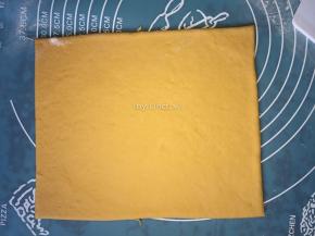 将面团擀成约2毫米片状，切去周边成方形状
