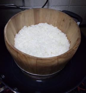 糯米放锅里蒸一个小时（可以蒸久一些让糯米更软）