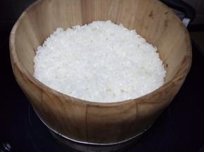 糯米放锅里蒸一个小时（可以蒸久一些让糯米更软）