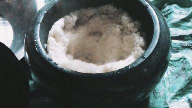 打成没有颗粒状时就大功告成了（石臼很重，需要个男人）