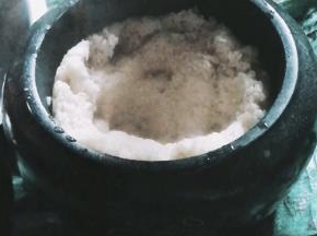 打成没有颗粒状时就大功告成了（石臼很重，需要个男人）