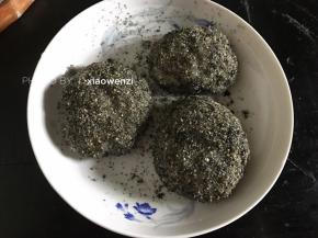 取适量糯米在芝麻粉里裹一裹