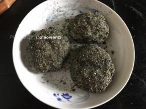 取适量糯米在芝麻粉里裹一裹