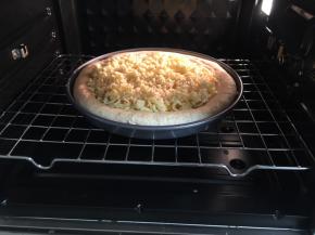 烤箱预热190度，上下火，烤15-20分钟，马苏里拉芝士碎完全融化即可出炉