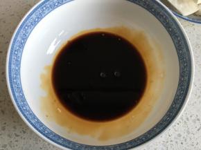 调料汁：适量生抽、少许老抽、蚝油、盐、加糖提味，搅拌均匀