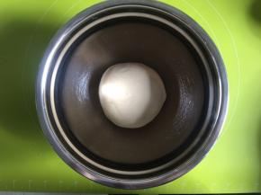 面团滚圆，放入盆内，进行第一次发酵，盖上湿毛巾，烤箱里放一杯水保持湿度，发酵档1小时