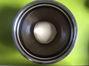 面团滚圆，放入盆内，进行第一次发酵，盖上湿毛巾，烤箱里放一杯水保持湿度，发酵档1小时