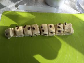 4份面皮叠在一起，等份切割为8份