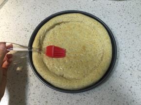 取出饼底，刷上适量炼乳