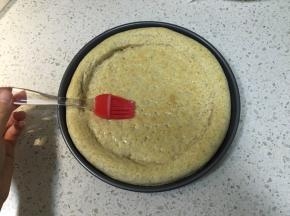 取出饼底，刷上适量炼乳