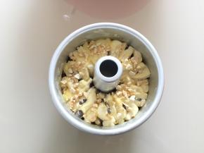 剩余的炼乳酱刷到表面，撒上熟花生碎