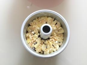 剩余的炼乳酱刷到表面，撒上熟花生碎