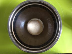 把面团滚圆，放入容器内