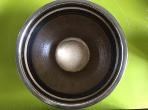 把面团滚圆，放入容器内
