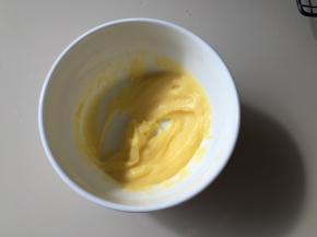 这个时候来准备炼乳酱了，黄油需要提前软化，如果温度低可以利用火炉先热一锅热水，黄油隔水放入热水中，软化即可，黄油软化加入料入搅拌均匀即可