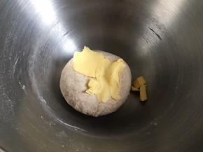 搅拌成团，加入软化的黄油，继续启动厨师机揉面
