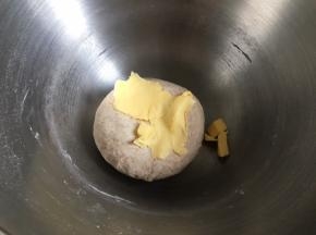 搅拌成团，加入软化的黄油，继续启动厨师机揉面