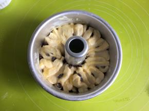 活底模具内壁提前抹上一层融化的黄油（防粘），把切割好的面团竖着放进去，这里要说的是，我用的6寸中空模具，其实应该用8寸的会更合适