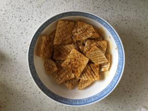 把料汁倒入杏鲍菇片，让每一片都均匀沾上料汁，腌制10分钟