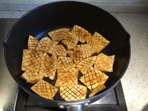 平底锅内加入少许食用油，开火，把杏鲍菇片夹入，中小火煎