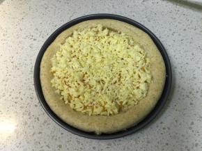 再满满地铺上一层马苏里拉芝士碎