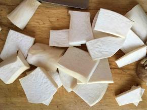 把杏鲍菇切成方片状，厚度大约半厘米