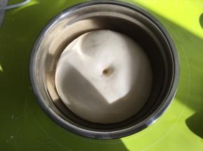 发酵好的面团到原来面团大小的2-2.5倍，用手指沾一点面粉戳一下不会回缩即可