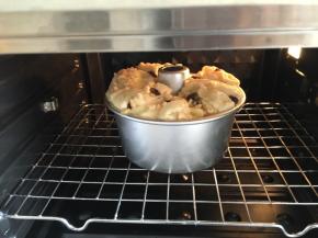 烤箱提前预热170度，上下火，烤25分钟，中途面包上色了要加盖锡纸