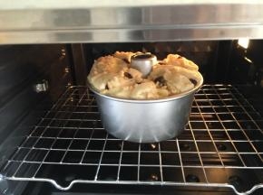 烤箱提前预热170度，上下火，烤25分钟，中途面包上色了要加盖锡纸
