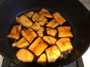 杏鲍菇煎出少许水分以后，倒入腌制杏鲍菇的料汁，把杏鲍菇翻一个面，大火收汁即可