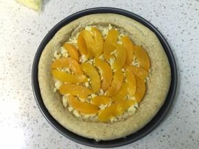 铺一层马苏里拉芝士碎，然后均匀铺上黄桃片