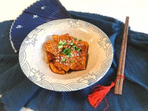 出锅，撒上适量熟白芝麻，撒上葱花段