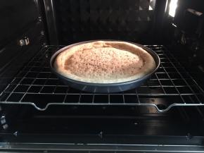 烤箱预热180度，上下火，放入饼底烤15分钟