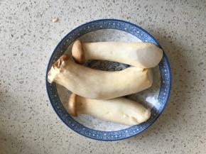 杏鲍菇选择个头稍微大点的，清洗干净