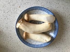 杏鲍菇选择个头稍微大点的，清洗干净