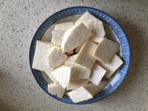 再切十字花刀，跟片鱿鱼花手法一样，注意不要切断