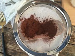 拿出撒上可可粉即可