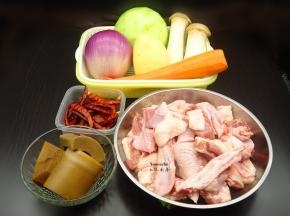 准备食材：老鸭、啤酒、洋葱、浓汤宝、酸笋、干辣椒、土豆、葫芦瓜、杏鲍菇、胡萝卜等