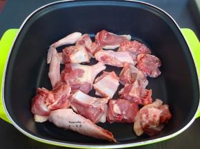 冷锅，老鸭皮朝锅底放，小火煎至出油，改为中火煎；