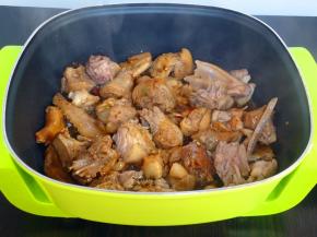 老鸭油全部出来，放入八角、生姜、辣酱油翻炒均匀；