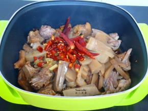 加入辣椒、酸笋煸炒香味；