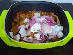 加入洋葱，翻炒；