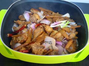 加入2块浓汤宝、盐翻炒；